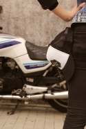 czapka z daszkiem motocyklowa biało czarna Wrenches