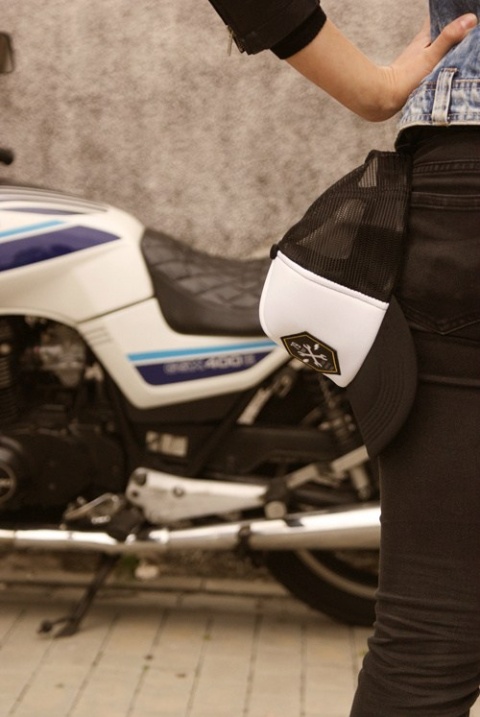 czapka z daszkiem motocyklowa biało czarna Wrenches